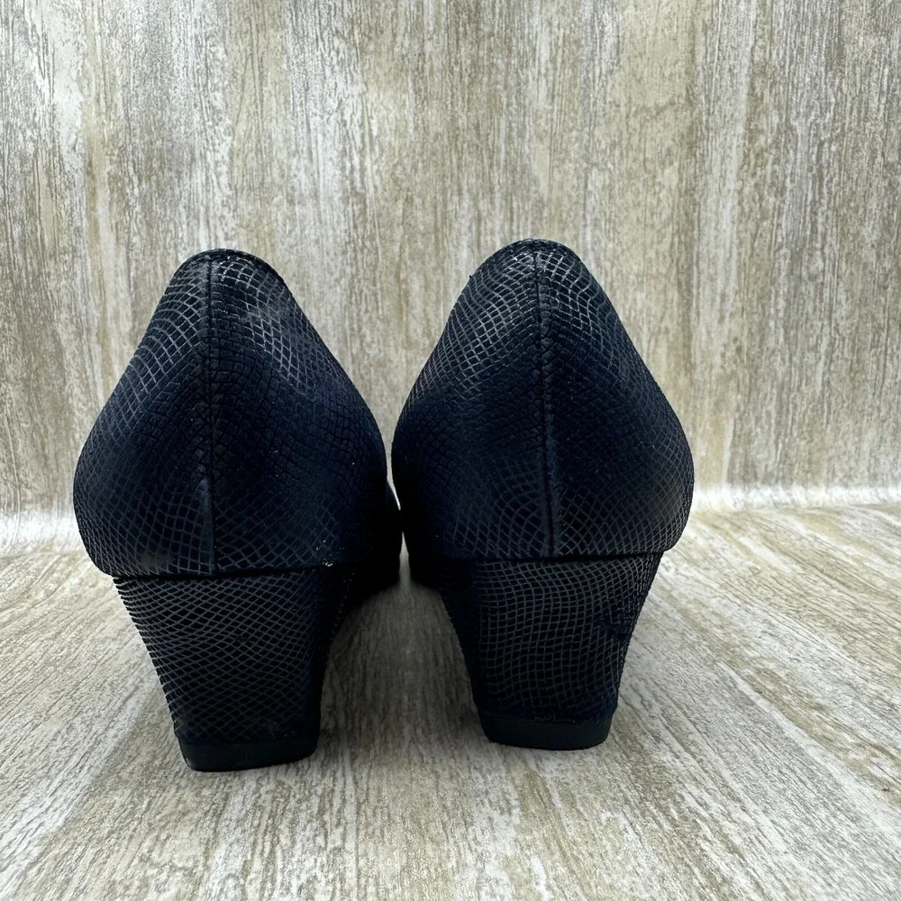 Women' Salvadore Ferragamo Navy‎ Blue Kitten Heeled Shoes 6.5B Made In Italy